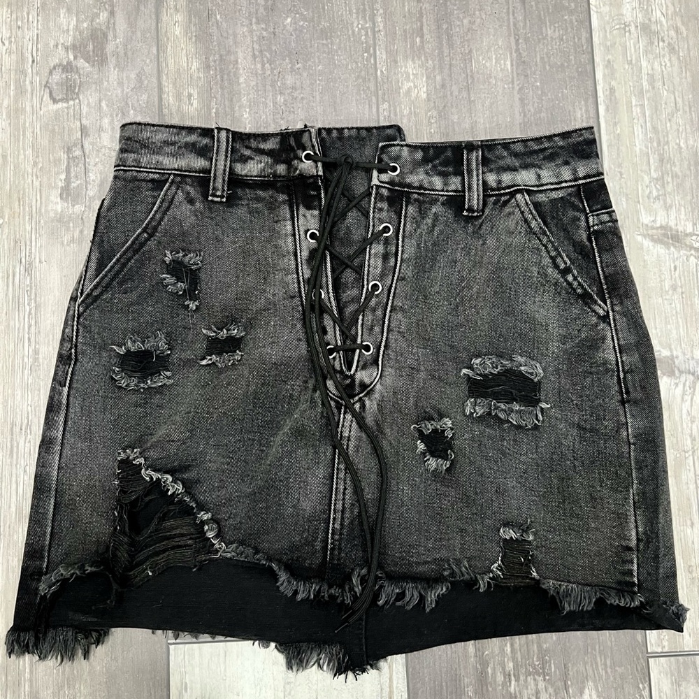 Cute denim skirt Size 6. Worn once!